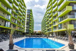 Hampton Alezzi, Mamaia